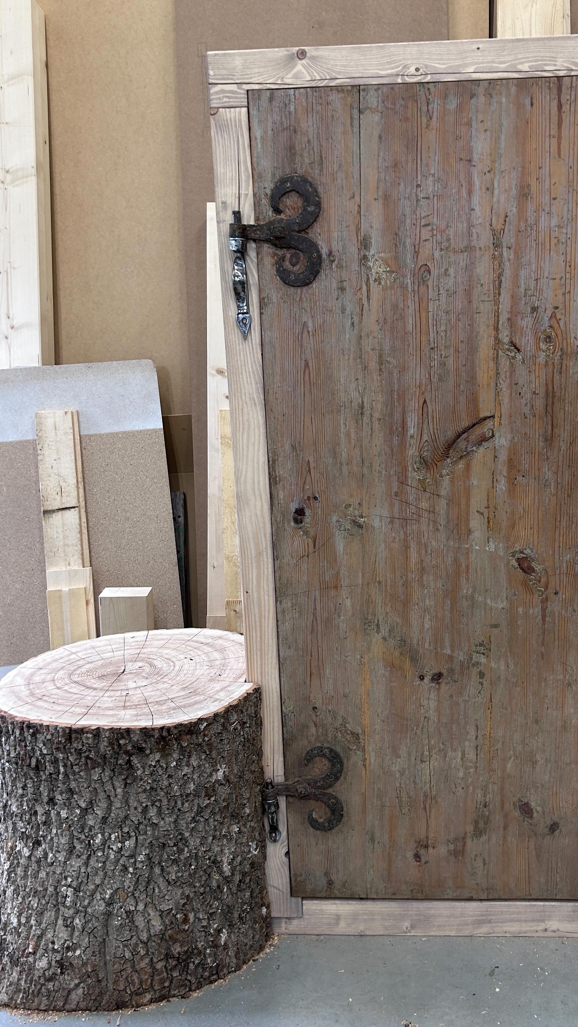 Vana aidaukse🚪uus elu
Uus elu saab olema osana väikesest näitusest.
Viimase hetkeni kahtlesin, kas sinna nurka piisab 🪵saarepakust või peab midagi tummisemat välja mõtlema.
Ukse, hinged ja luku leidsin Rakverest @hansaantiik
#puutöö #vanaasjauuselu #taaskasutus #täispuitmööbel