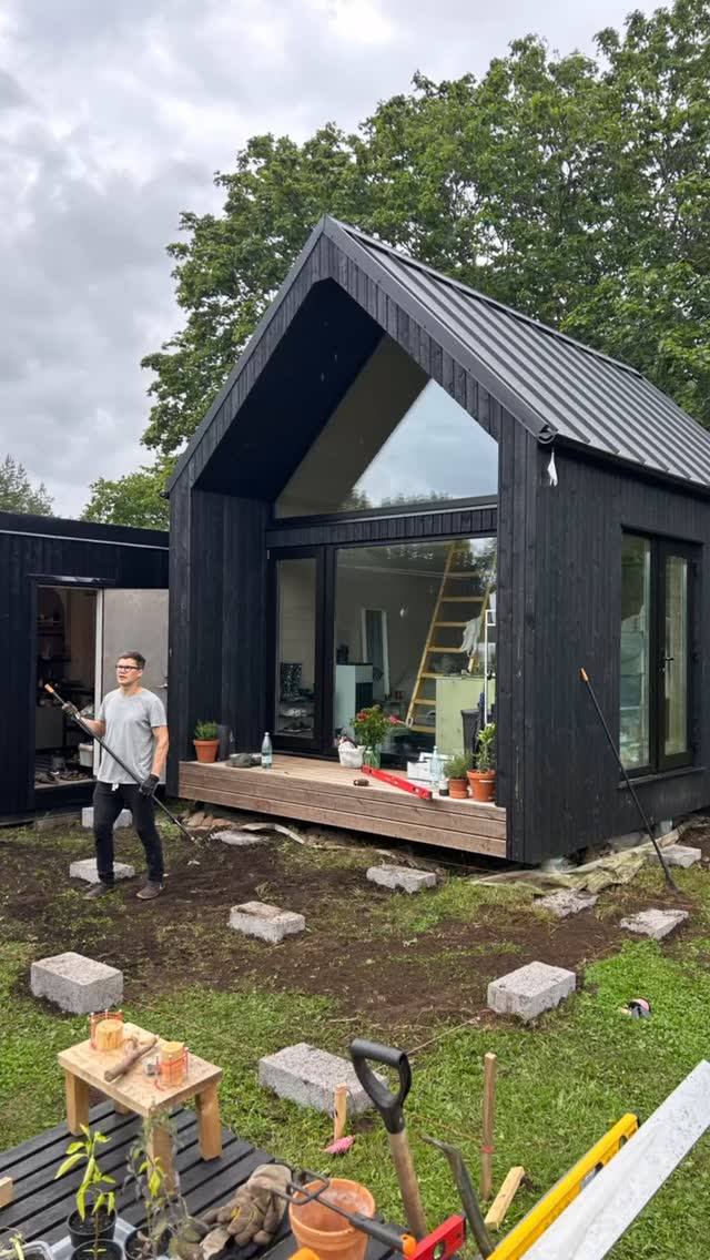 Terrass
Hea näide, kuidas üks terrass võib muuta kaks eraldiseisvat maja ühtseks tervikuks.
Mul vedas ikka, et sain teostamises osaleda 😇
Aitäh @mariliiskenkmaa ja @toniskenkmaa
Varsti-varsti uued põnevad projektid😉
#terrass #puutöö #õuetööd