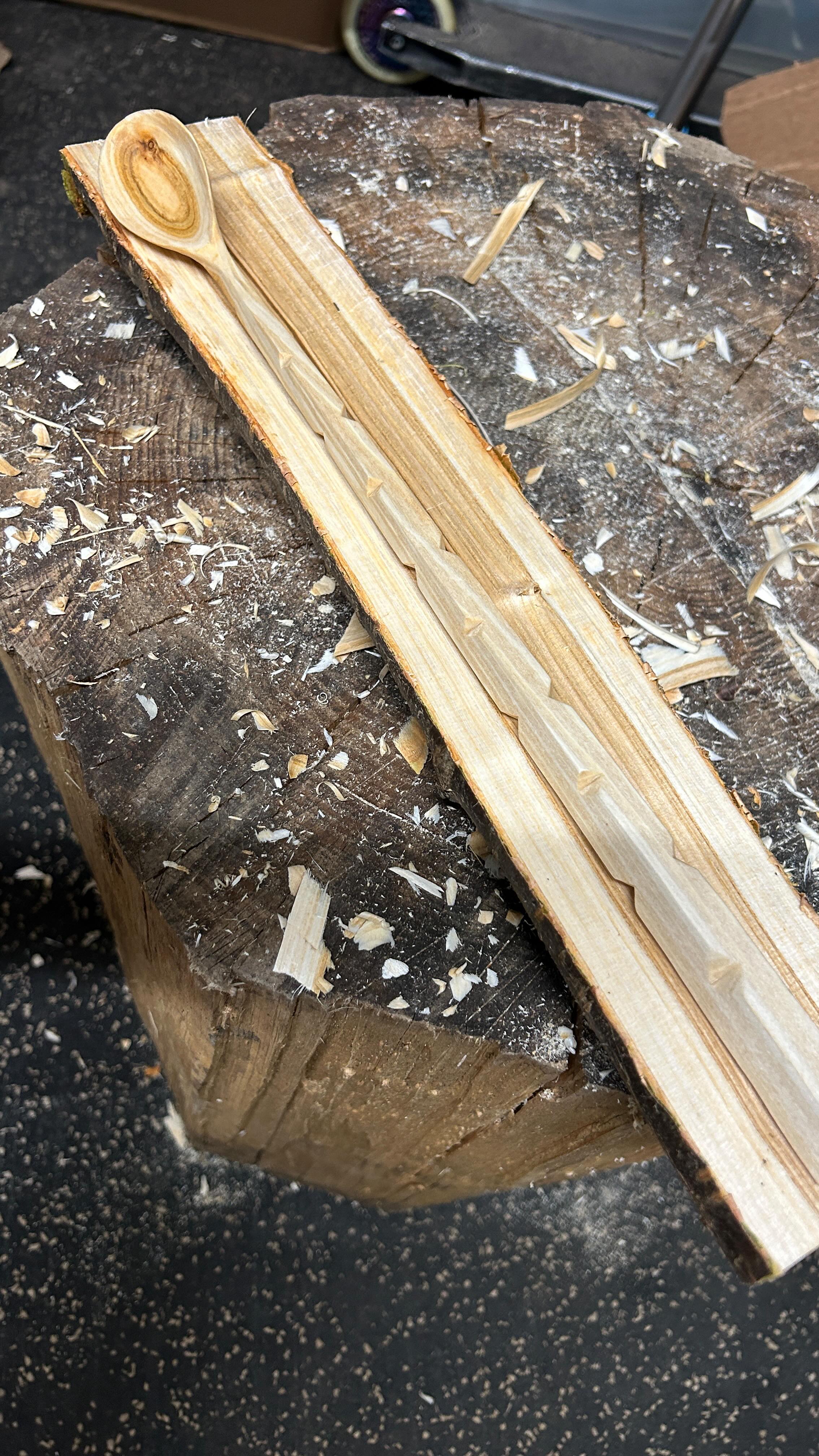 🍒Morsisegamislusikas 🥄

Hirmus lugu, kui käsitöölise käed sügelevad 😊

Ei hakka mina poodi minema, et õige pikkusega lusikat osta 🤣. 

Siinkohal “tervitan” kahte tüüpi, kes hooldusraie käigus mu aia tagant ainsa kirsi maha võtsid 😥

#käsitöö #lusikas