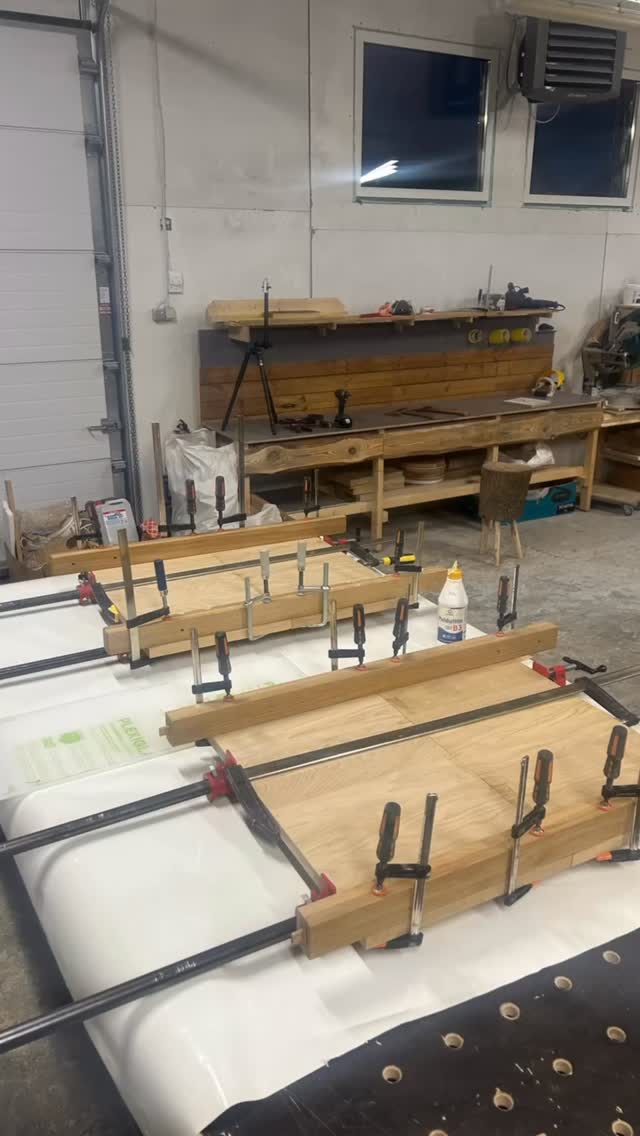 Puidust valguskast 

Ikka mingi silt peab üleval olema, muidu jäängi seletama Teile, kuhu nurga taha on vaja tulla 🙂

Tegemist on natuke testeksemplariga ka. Tamme liimpuitkilp, millel on kolm kihti välistingimuste õli peal. 

Valdavalt olen kuulnud arvamusi, et see laguneb varsti ära. 
No ma olengi selline vastuvoolu ujuja 🏊‍♂️ - elame näeme. 

Kusjuures kogu materjal ei tulnudki töökoja jääkidest. Pidin poest ikkagi jupi ketti ostma ♻️

PS. Tervitan kõiki kamraade, kellega oleme valgusreklaamide maailmas tegusid teinud! 🔅

#erimööbel #reklaam #valgusreklaam