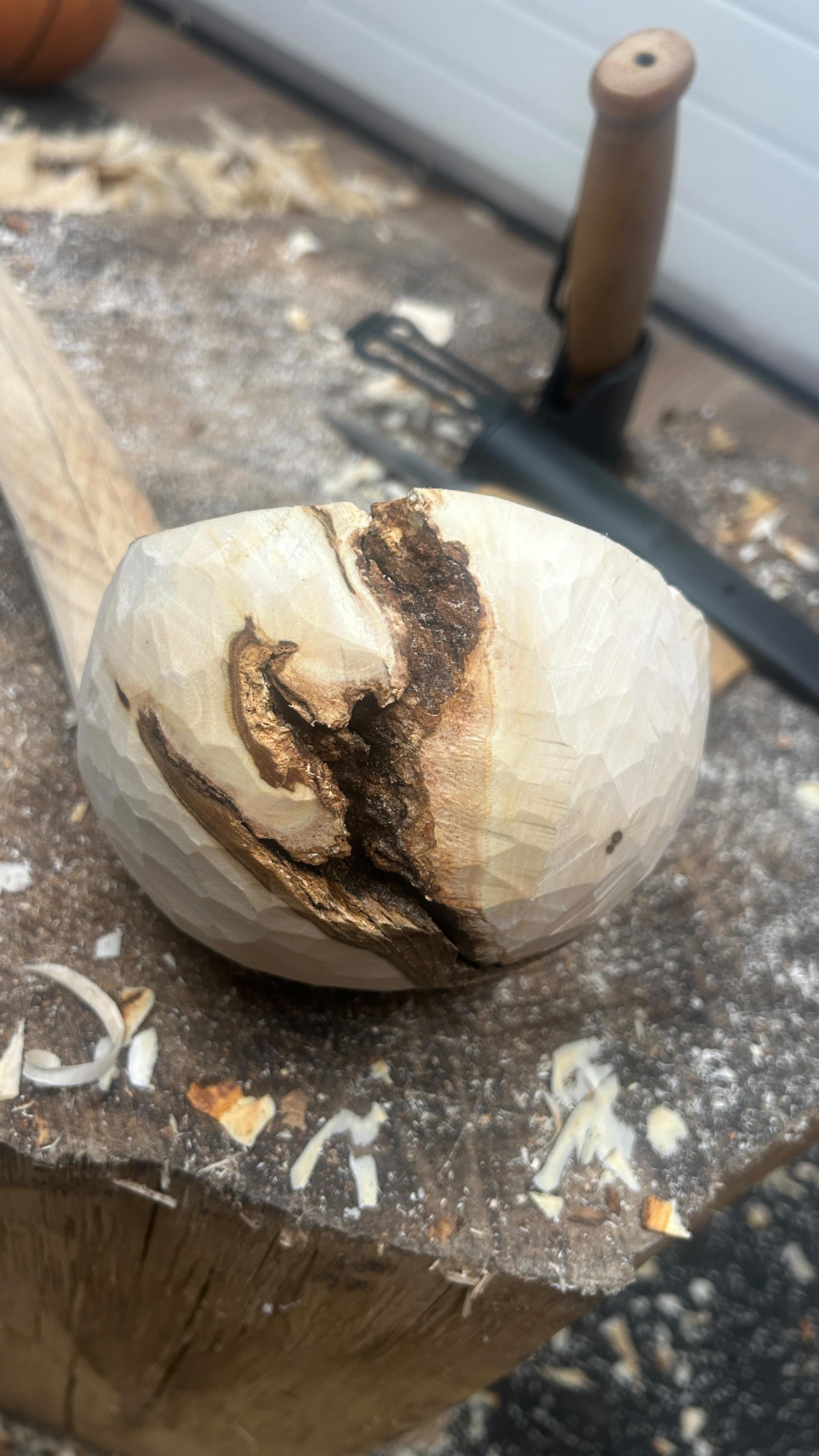 🪵Pärn

 väga mõnus materjal, millest kulpi või kaussi tahuda. 

Plaan oli teha sauna kulp, aga ega materjali sisse ei näe, mis üllatus sealt välja võib tulla.

#puutöö #käsitsitehtudnõud #saunakulp #harjutamineteebmeistriks