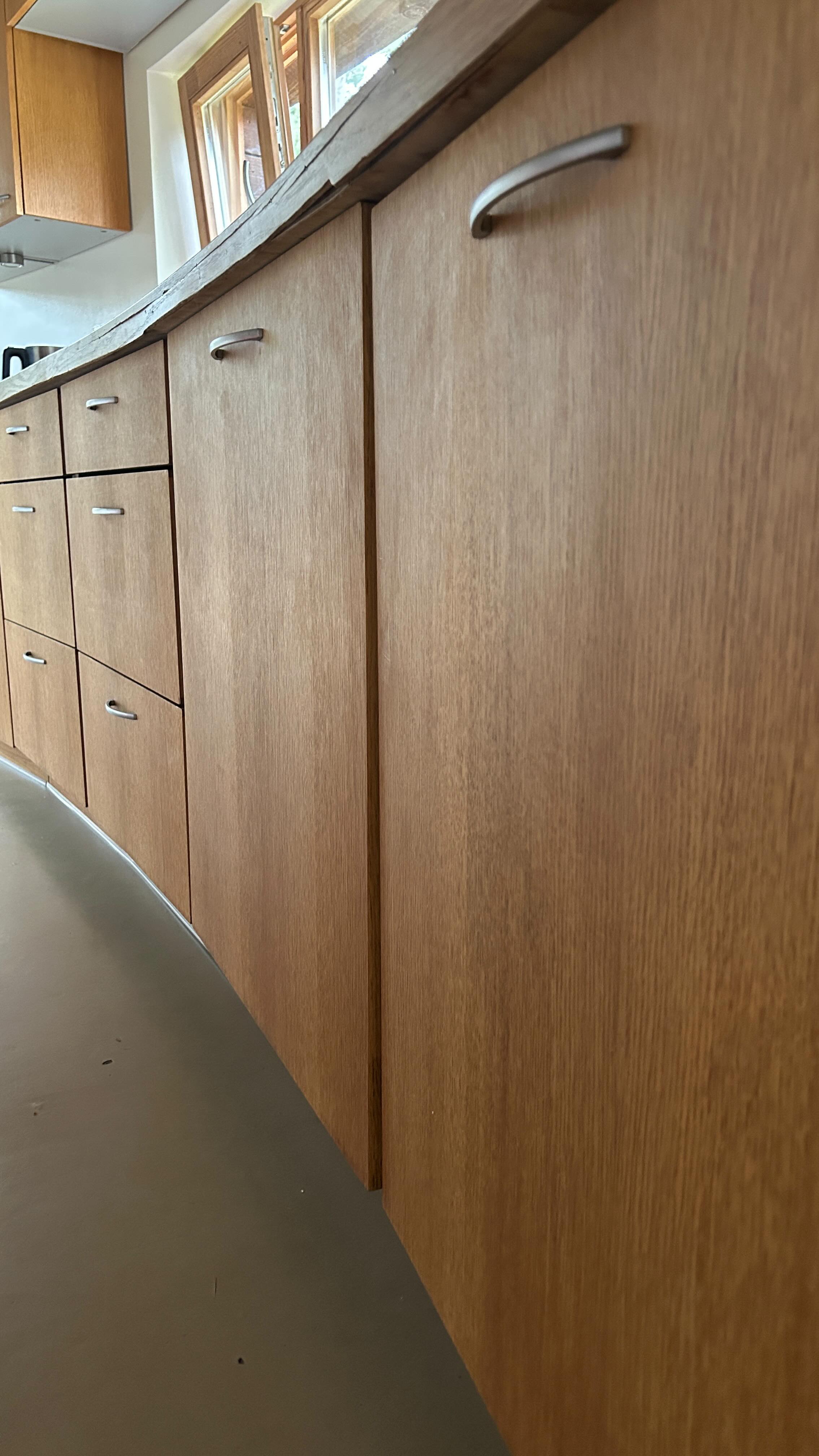 Kevadine köögi värskendus 

Spoonitud paneelide lihvimisega peab ettevaatlik olema-
oht on spoon läbi lihvida. 
Lisaks on seoses söögitegemisega köögipaneelid tihtilugu rasvased ja puhastamine võtab omajagu aega.

Selle projekti sisu: paneelide mahavõtmine, furnituuri eemaldamine, paneelide rasvast puhastamine, lihvimine, õlitamine ja paigaldus.

Tulemus pani endalgi silma särama 🤩

Tegelikult ei ole see töö üldse midagi keerulist ja igaüks saab hakkama. Kui ikka ise ei taha teha, siis võib ka mulle kirjutada 😉

#erimööbel #mööblihooldus