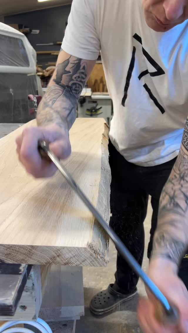 Üks asi juures tööde nimekirjas 

☑️ Uus töölaud

Kui kellelgi on häid soovitusi stabiilse töölaua ehituseks, siis jagage julgelt. 

#töökojasisustus #käsitöö