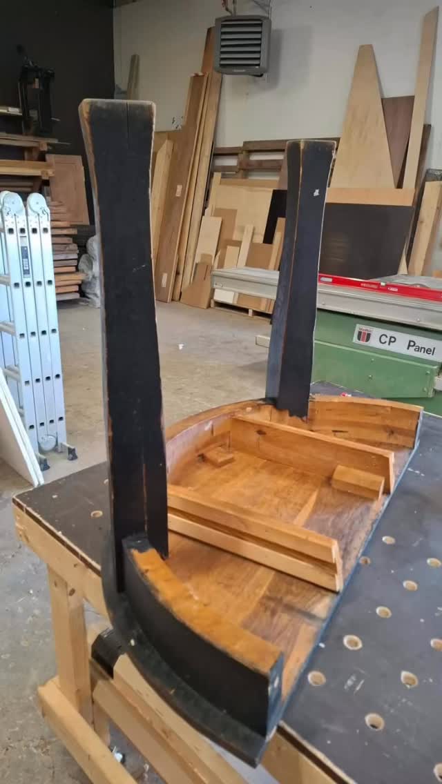 Ümmargune laud 

Enne ja pärast pilte tasub alati teha 😉 

Muidu ei saa arugi kui suure muutuse toob vana mööbli lihvimine ja õlitamine.

Seekord tegi suuremahulisema töö ( loe: lihvimise ) laua omanik. 

Minu ülesandeks jäi kaks poolt omavahel kokku panna ja viimistleda. 

Üks järjekordne mööbliese, mis on pärandatud ja pärandatakse ka edasi järgmistele põlvkondadele. 

#vanamööbel #puutöö #taaskasutus